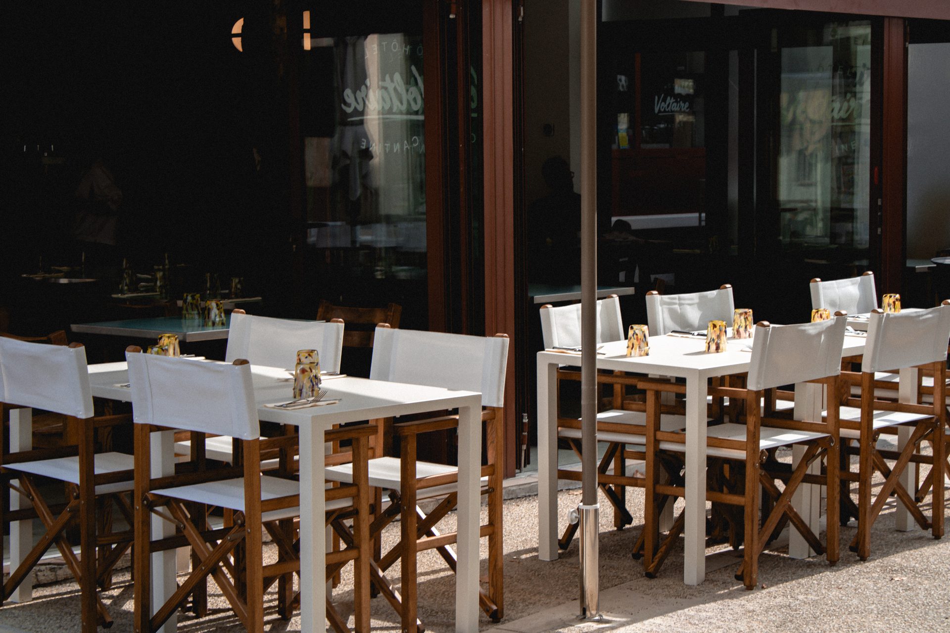 Terrasse extérieure de l'Hôtel Voltaire en fin de journée